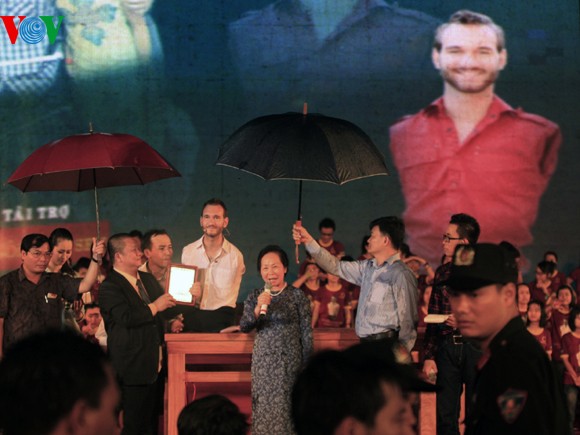 Nick Vujicic inspire les jeunes Vietnamiens - ảnh 16